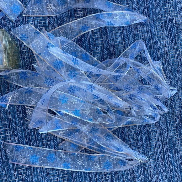 Tree Topper Bow -Snowflakes, blue, white and silver - Picture 5 of 5